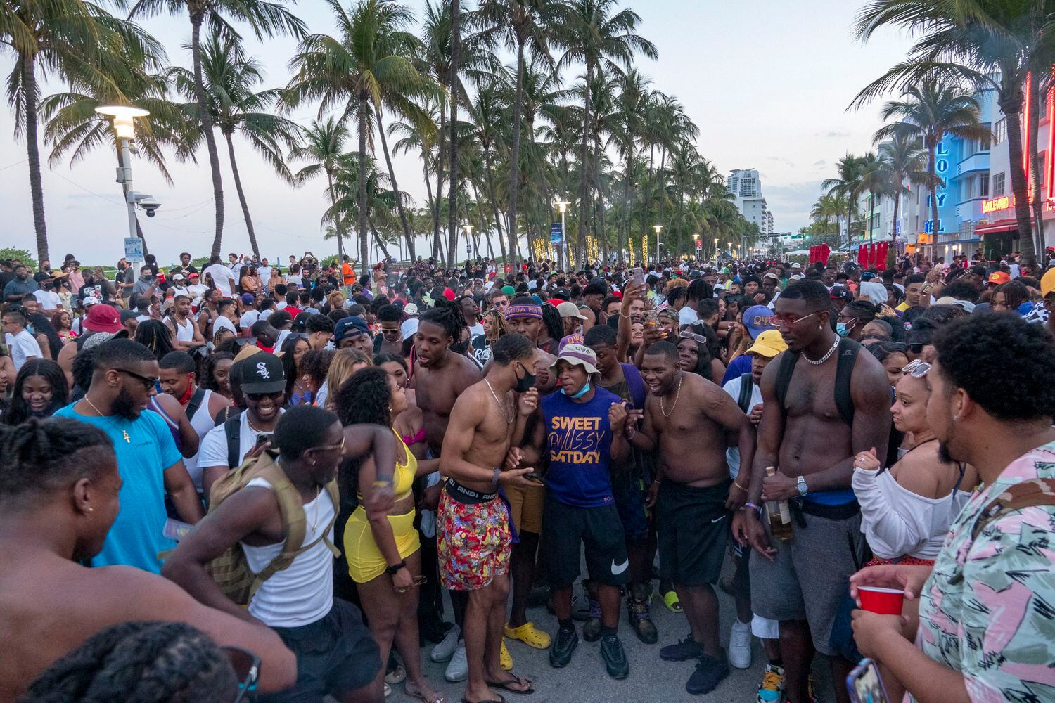 Miles de personas beben y se divierten sin mascarillas ni distancias en las calles de Miami Beach, este sábado.