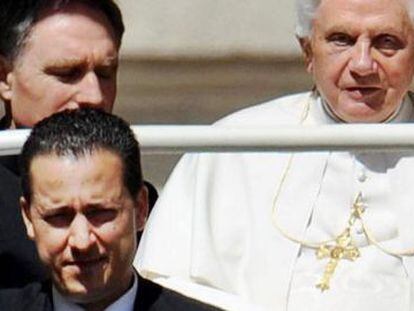 Paolo Gabriele junto al Papa en junio de 2010.