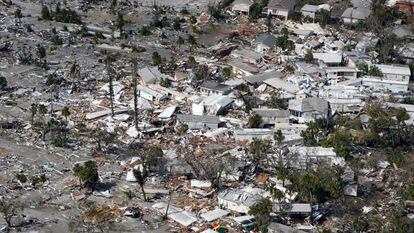 Daños ocasionados por el huracán 'Ian' a su paso por la localidad de Fort Myers Beach (Florida).