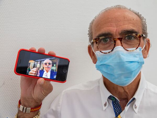 Manuel Pedrosa muestra una foto suya antes de pasar la covid-19 al terminar su revisión en el Hospital de Torrejón.