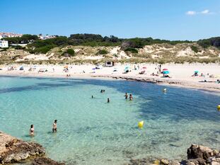 Bañistas, el pasado domingo en la playa de Son Parc de Menorca.