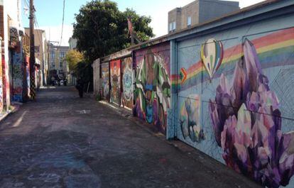 Paredes de un callej&oacute;n de Mission pintadas con famosos murales 