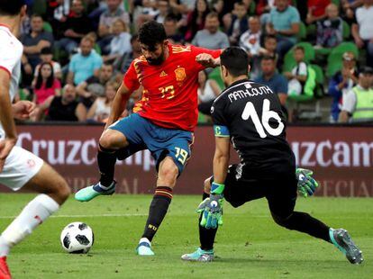 El delantero de la selección de España, Diego Costa  enfrenta al portero de la selección de Túnez, Aymen Mathlouthi.