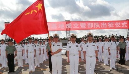 Cientos de militares chinos, en julio, en el puerto de Zhanjiang, antes de zarpar hacia Yibuti.