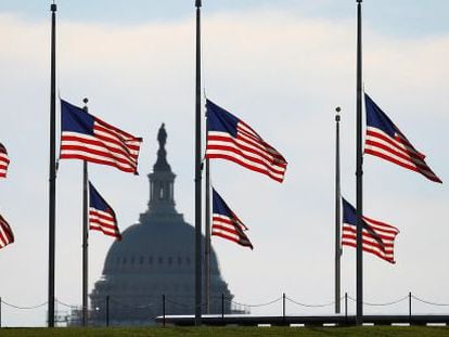 Varias banderas estadounidenses ondean a media asta en Washington, junto al Capitolio.
