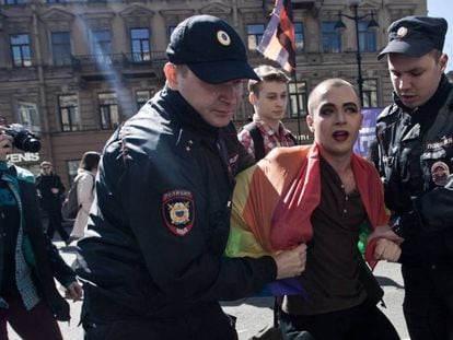 La policía rusa detiene a un activista de los derechos de los gais en una manifestación en San Petersburgo en mayo de 2016.