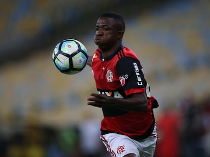 Vinicius Jr controla un bal&oacute;n en el partido de su debut. 