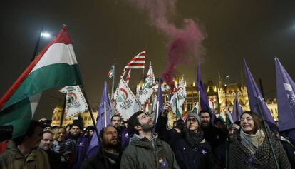 Manifestantes a las afueras del Parlamento húngaro, este viernes en Budapest.