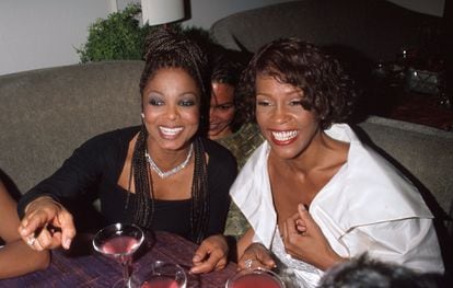 Janet Jackson y Whitney Houston en la fiesta de Elton John en 1999.