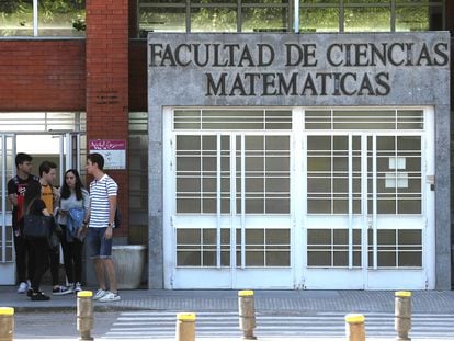 Un grupo de jóvenes, en las puertas de la Facultad de Ciencias Matemáticas de la Universidad Complutense, en mayo de 2019.