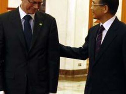 El primer ministro chino, Wen Jiabao, pone la mano sobre el hombro del presidente del Consejo Europeo, Herman Van Rompuy, en presencia del presidente de la Comisión, Jose Manuel Barroso.