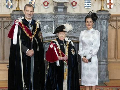 Felipe VI, junto a la reina Isabel II y a la reina Letizia, este lunes en el castillo de Windsor. En vídeo, Felipe VI, investido caballero de la Orden de la Jarretera, máxima distinción británica que otorga la Reina de Inglaterra.