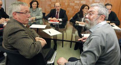 Fernández Toxo y Cándido Méndez durante la reunión con Rubalcaba.