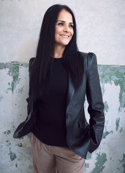 Bela Bajaria, vicepresidenta de contenido de televisión de Netflix. Bajaria ha impulsado series como 'Unorthodox' o 'Gambito de dama'. Hasta 2016 fue presidenta de Universal Televisión. Ha trabajado en CBS y en Warner. Lleva americana de Karl Lagerfeld, camiseta de Polo Ralph Lauren y pantalón de Max Mara.