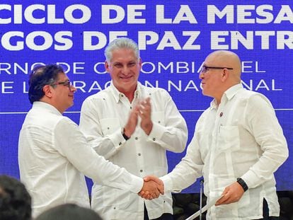El presidente Gustavo Petro y Antonio García, comandante del ELN, se dan la mano frente al presidente de Cuba, Miguel Díaz-Canel, durante el anuncio del cese al fuego, en La Habana, el 9 de junio de 2023.