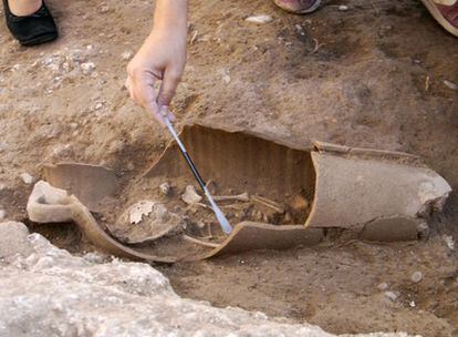 Ánfora romana con restos de un bebé hallada en la excavación de L'Àlfàs del Pi.