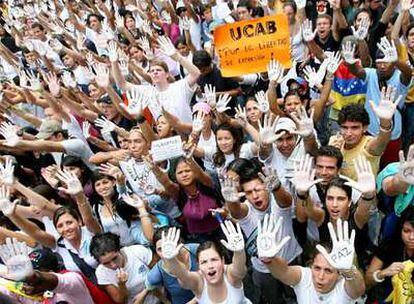 Estudiantes universitarios se manifiestan en la capital de Venezuela contra el cierre de Radio Caracas Televisión, en mayo de 2007.