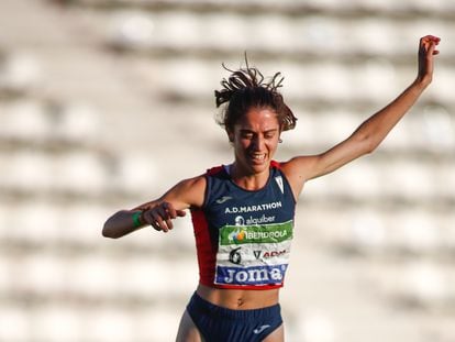 Alba Cebrián, durante una competición de 3000m obstáculos.