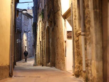 Un home camina, aquest dimarts, pel casc antic de Celrà (Gironès).