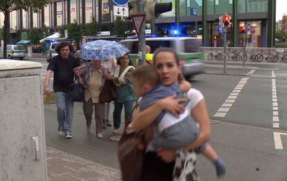 La población se aleja del centro comercial Olympia tras el tiroteo.