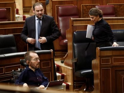Desde la izquierda: el portavoz de Unidas Podemos, Pablo Echenique, el ministro de Transportes, José Luis Ábalos , y la ministra de Trabajo, Yolanda Díaz.