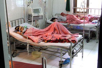 Dos hermanas vietnamitas de 14 y 21 años, ingresadas en marzo en un hospital de Hanoi por la gripe aviar.