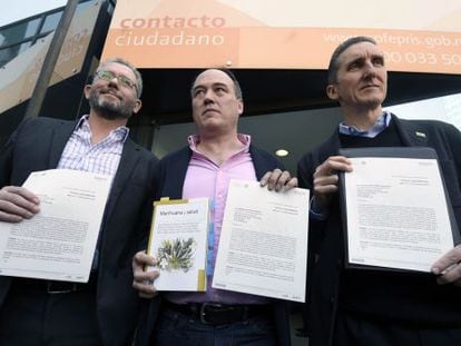 De izquierda a derecha: Pablo Girault, Armando Santacruz y Francisco Torres Landa muestran sus permisos.
