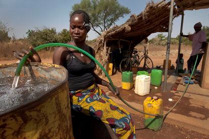 Kounda Asmaou recoge agua potable para su familia en la aldea de Badnoogo, en Burkina Faso.