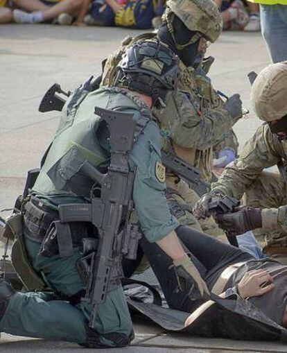 Guardias Civiles y militares espa&ntilde;oles durante unas pr&aacute;cticas.