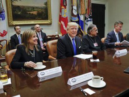 El presidente recibe en la Casa Blanca a los ejecutivos de General Motors, Ford Motor y Fiat Chrysler tras amenazarles con aranceles significativos