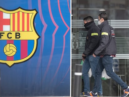 Dos personas entran en las oficinas del Camp Nou, este lunes en Barcelona.