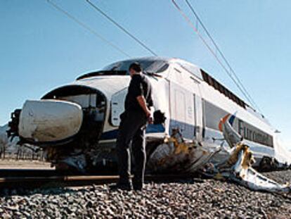 El <b></b><i>Euromed</i> arrastró la furgoneta, que quedó destrozada, como muestra la imagen.