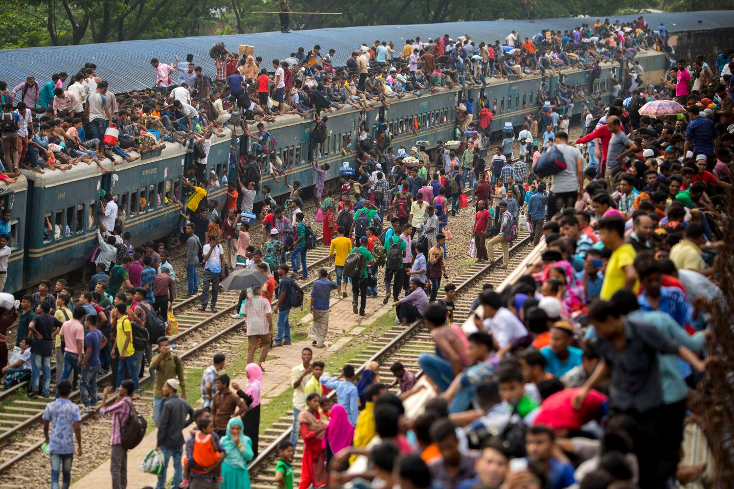 Bangladesíes, en una estación de trenes antes del festival musulmán de Eid al-Fitr, que marca el fin del Ramadán, en junio de 2018.