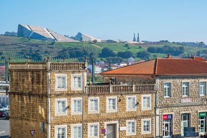 Vista de la Cidade da Cultura de Galicia, un complejo arquitectónico erigido en la cúspide del monte Gaiás.