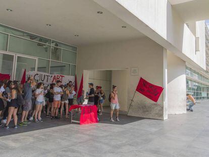 Los trabajadores de Ciut'art protestando a las puertas del Macba.