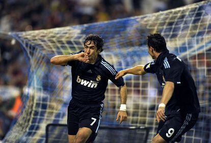 Raúl celebra un gol junto a Cristiano Ronaldo en la Romareda, ante el Zaragoza, en su última temporada con el Real Madrid. 