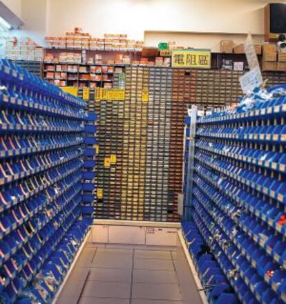 El interior de una ferretería dedicada en exclusiva a la manufactura casera de electrónica.