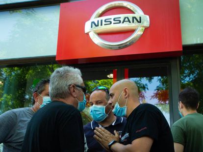 Trabajadores de Nissan protestan ante un concesionario de la marca.