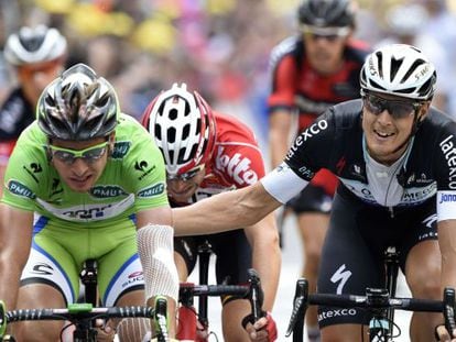 Trentin da una palmada a Sagan tras cruzar la meta este viernes en Nancy.