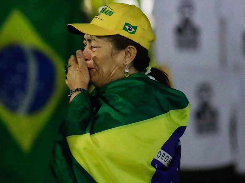 Una seguidora de Jair Bolsonaro llora tras conocer el resultado electoral.