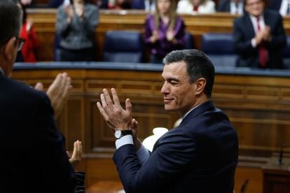 El presidente del Gobierno, Pedro Sánchez, aplaude tras ser rechazada la moción de censura.