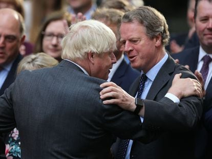 Boris Johnson se despide de su ministro para Escocia, Alister Jack, al abandonar el 10 de Downing Street, este martes.