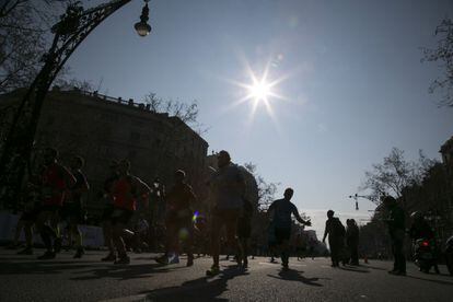 La Marató al seu pas pel Passeig de Gràcia.