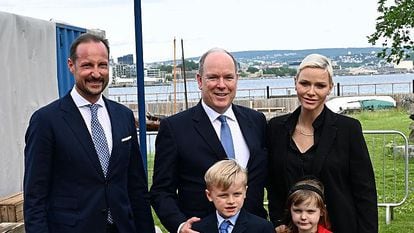 Los príncipes de Mónaco, Alberto y Charlene, junto a sus dos hijos, Jacques y Gabriella, en la inauguración de una exposición naútica junto al heredero de Noruega, Haakon, el 22 de junio de 2022 en Oslo, Noruega.