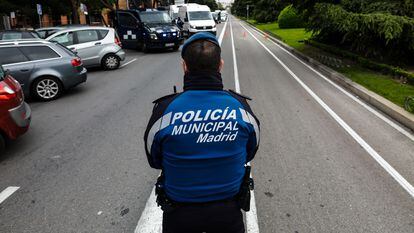 Un agente de la Policía Local de Madrid, en un control de tráfico en 2020.