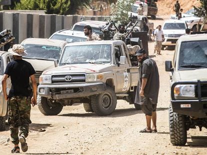 Milicias leales al Gobierno de unidad, el sábado pasado en el frente cerca del aeropuerto de Trípoli.