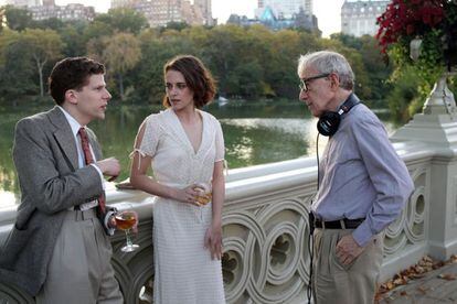 Jesse Eisenberg, Kristen Stewart y Woody Allen, en un momento del rodaje de 'Café Society'.