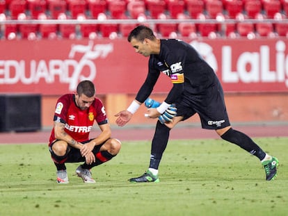 Reina, capitán del Mallorca, intenta consolar a su compañero Dani Rodríguez.