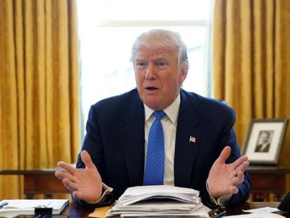 Donald Trump en el Despacho Oval, adornado por sus cortinas doradas.