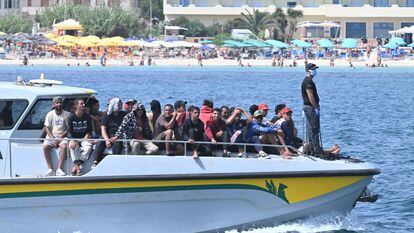 Un grupo de migrantes son trasladados a Lampedusa (Italia) tras ser rescatados, este martes.